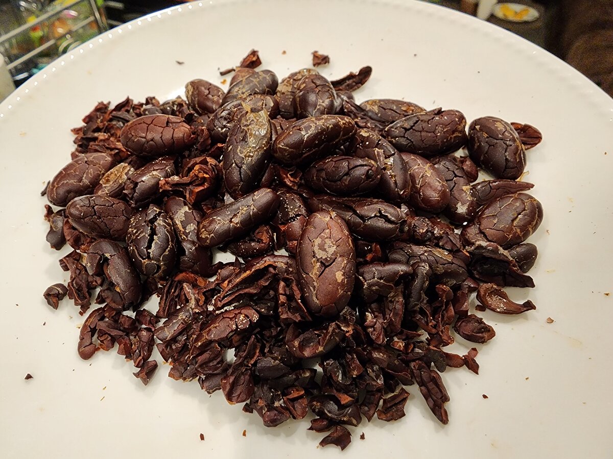 Removing shells from cocoa beans